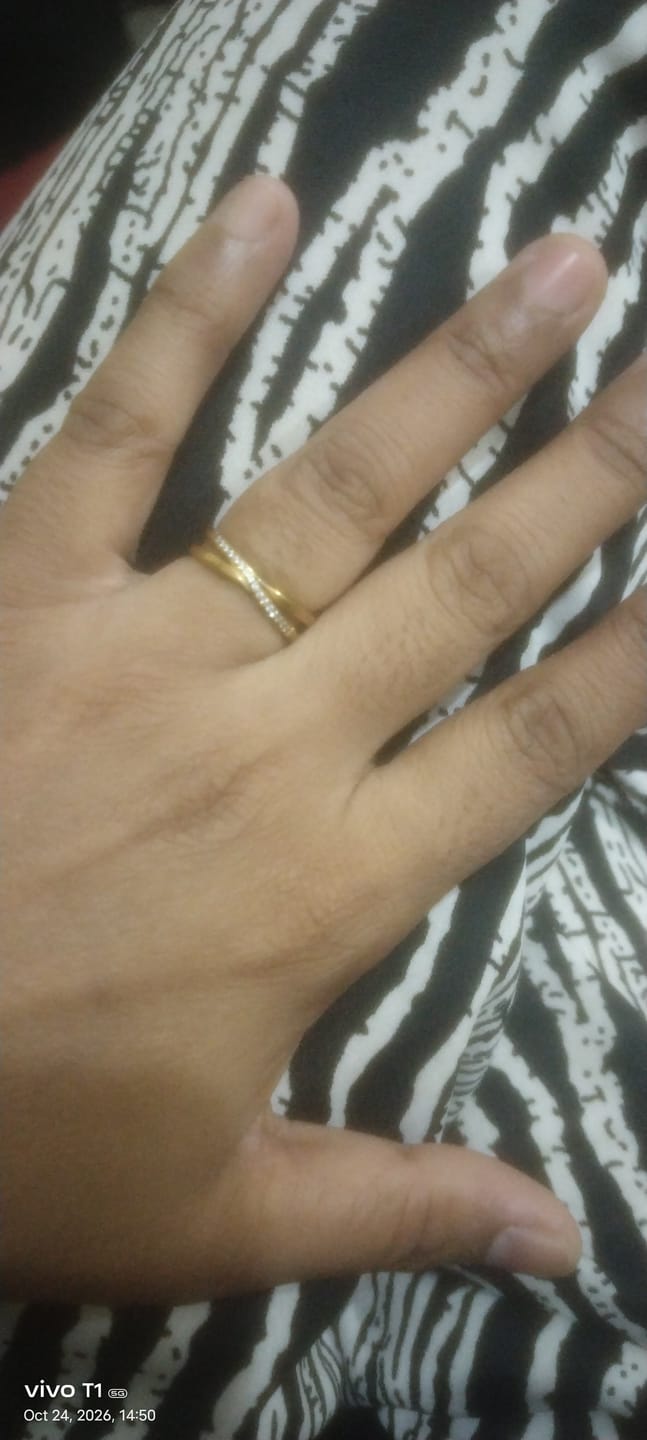 Customer photo review of Cross-Over Stones Lined Twist Ring