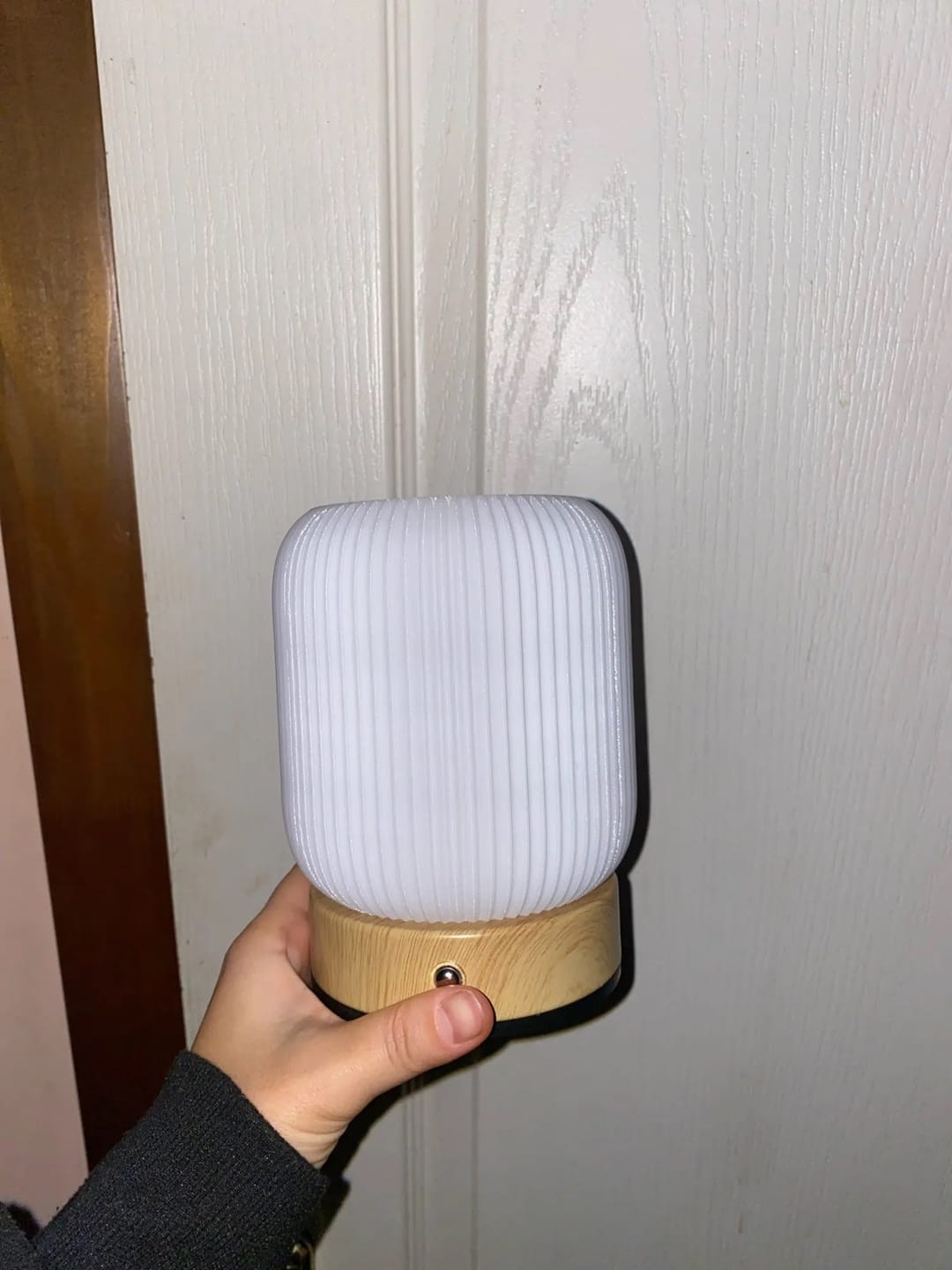 Customer photo review of Petite Lampe de Chevet Tactile Sans Fil Rechargeable, Blanche avec Socle Effet Bois et Variateur, pour Chambre Adulte ou Enfant - Léocadie