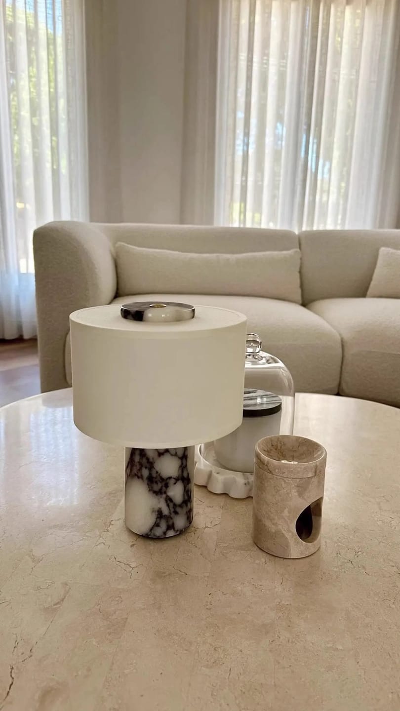Customer photo review of Lampe de Chevet Sans Fil Tactile en Marbre ou Travertin, Rechargeable avec Variateur et Abat-Jour en Tissu - Isaure
