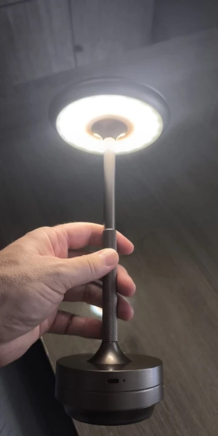 Customer photo review of Lampe de Table Sans Fil Rechargeable en Métal, Lampe de Chevet Tactile LED Design avec Variateur pour Maison et Restaurant - Domitille