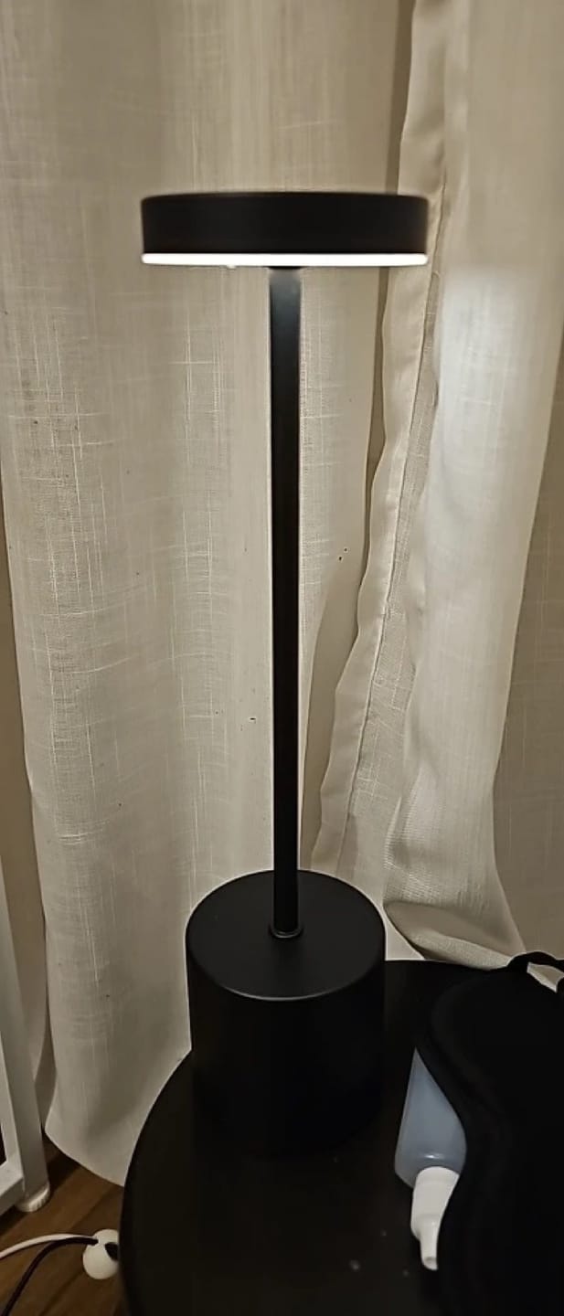 Customer photo review of Lampe à Poser Sans Fil LED Rechargeable, Lampe de Table Tactile Minimaliste à Intensité Variable pour Chevet, Salon et Salle à Manger - Ysaline