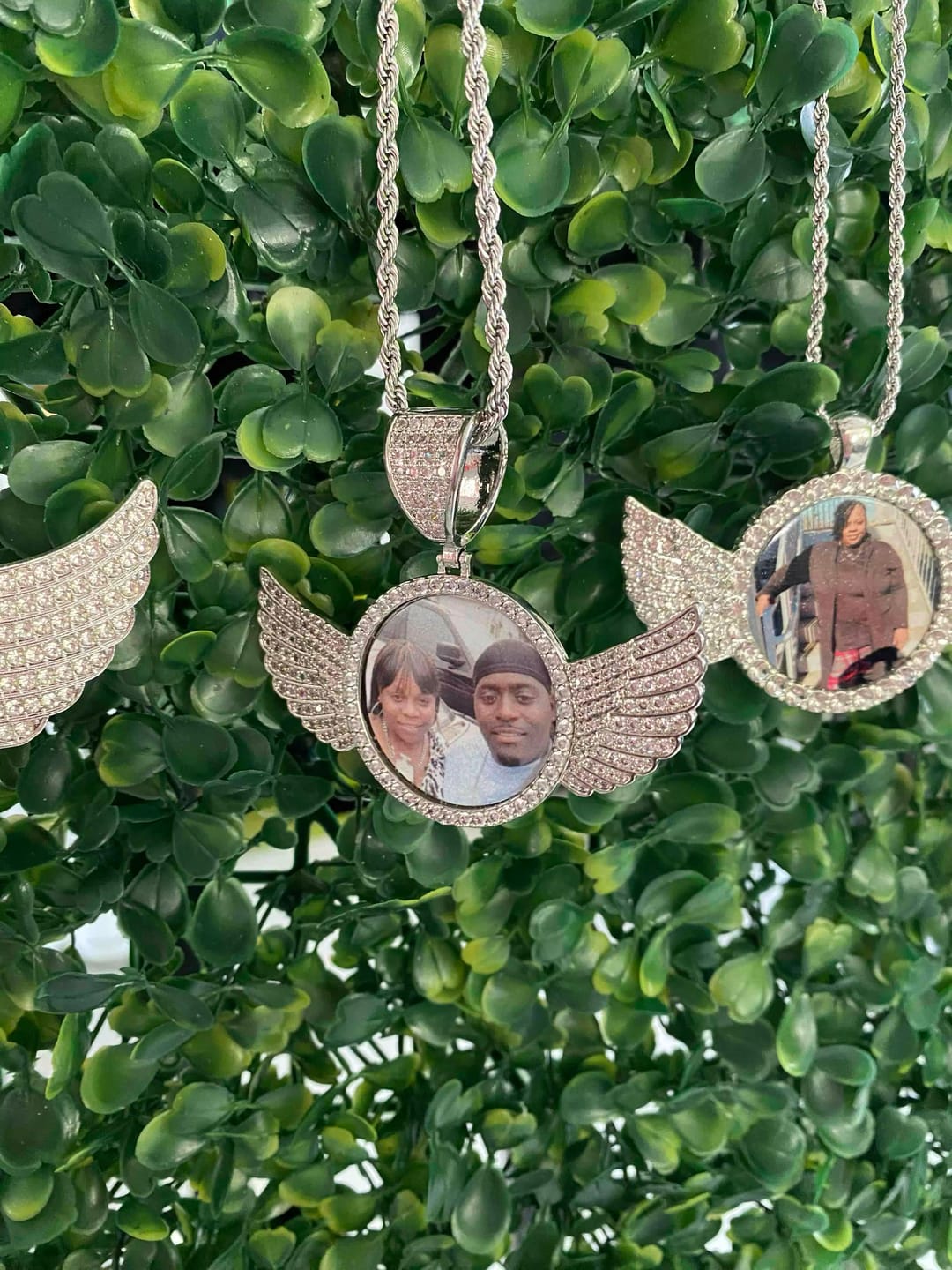 Customer photo review of PENDENTIF PHOTO AILES D'ANGE GLACÉ OR