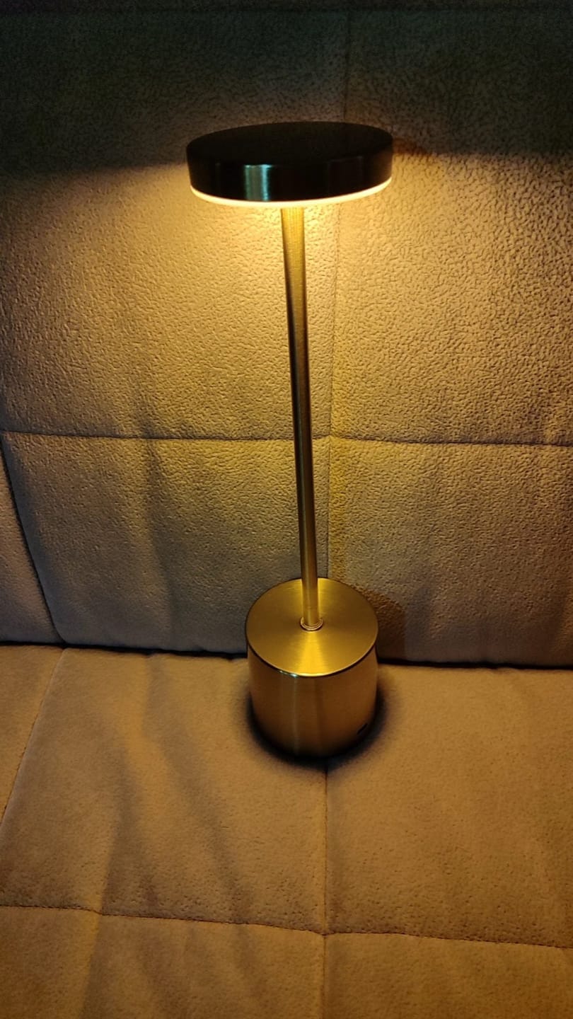 Customer photo review of Lampe à Poser Sans Fil LED Rechargeable, Lampe de Table Tactile Minimaliste à Intensité Variable pour Chevet, Salon et Salle à Manger - Ysaline