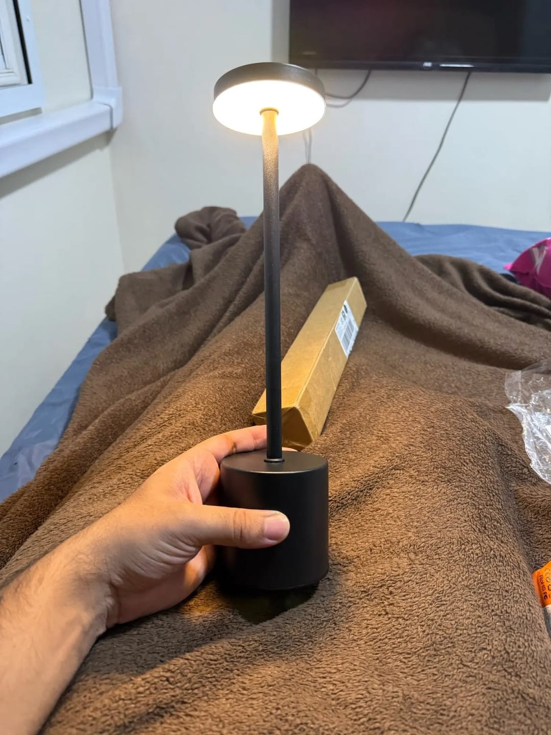 Customer photo review of Lampe à Poser Sans Fil LED Rechargeable, Lampe de Table Tactile Minimaliste à Intensité Variable pour Chevet, Salon et Salle à Manger - Ysaline