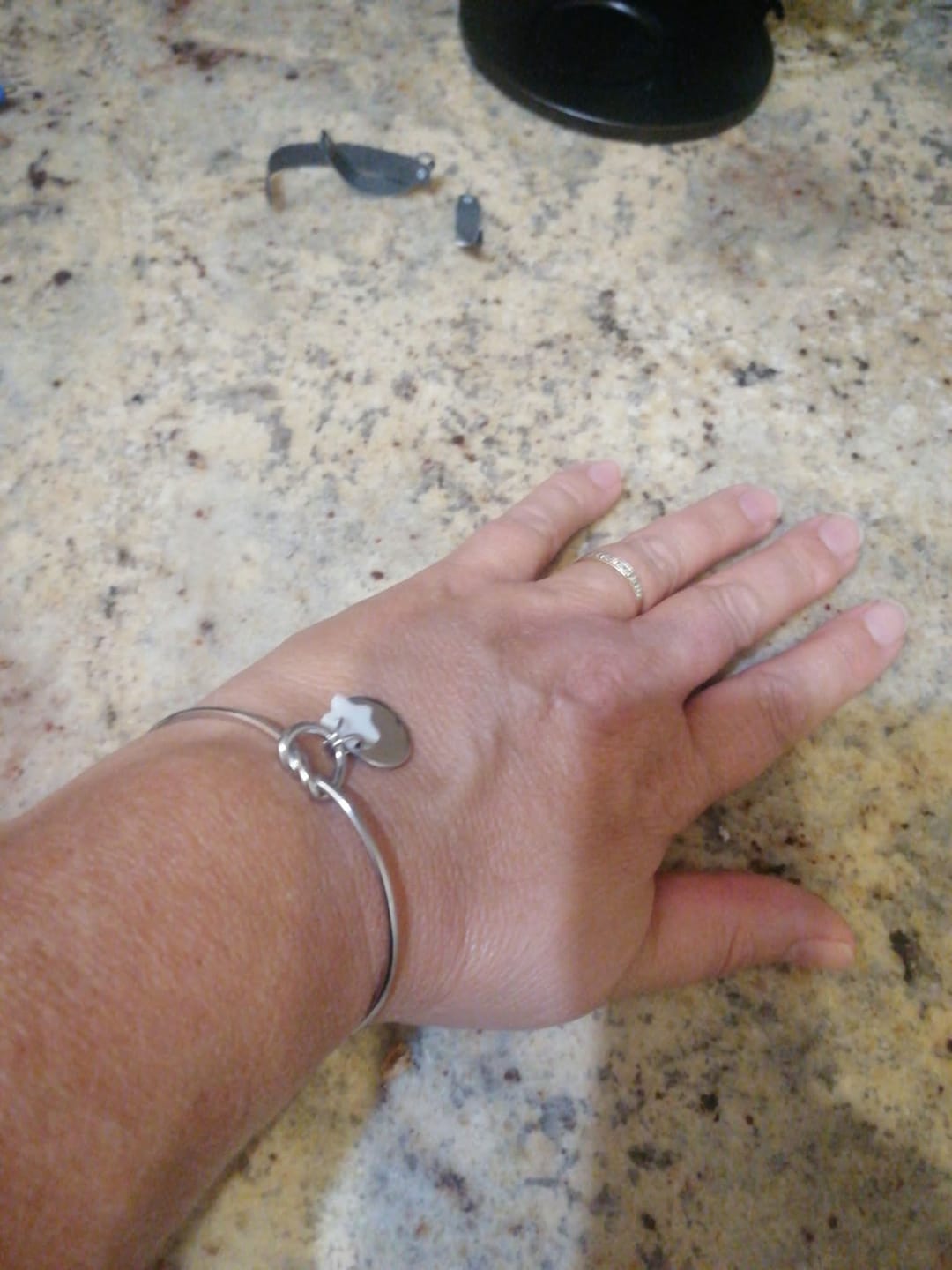 Customer photo review of Bracelet jonc personnalisé médaille gravée breloque nacre