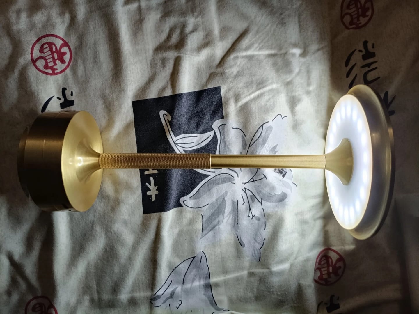 Customer photo review of Lampe à Poser Sans Fil LED Rechargeable, Lampe de Table Tactile Minimaliste à Intensité Variable pour Chevet, Salon et Salle à Manger - Ysaline