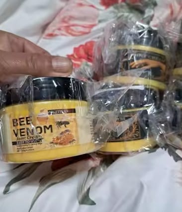 Customer photo review of BeeVita crema para bienestar articular en rodillas, codos y hombros.