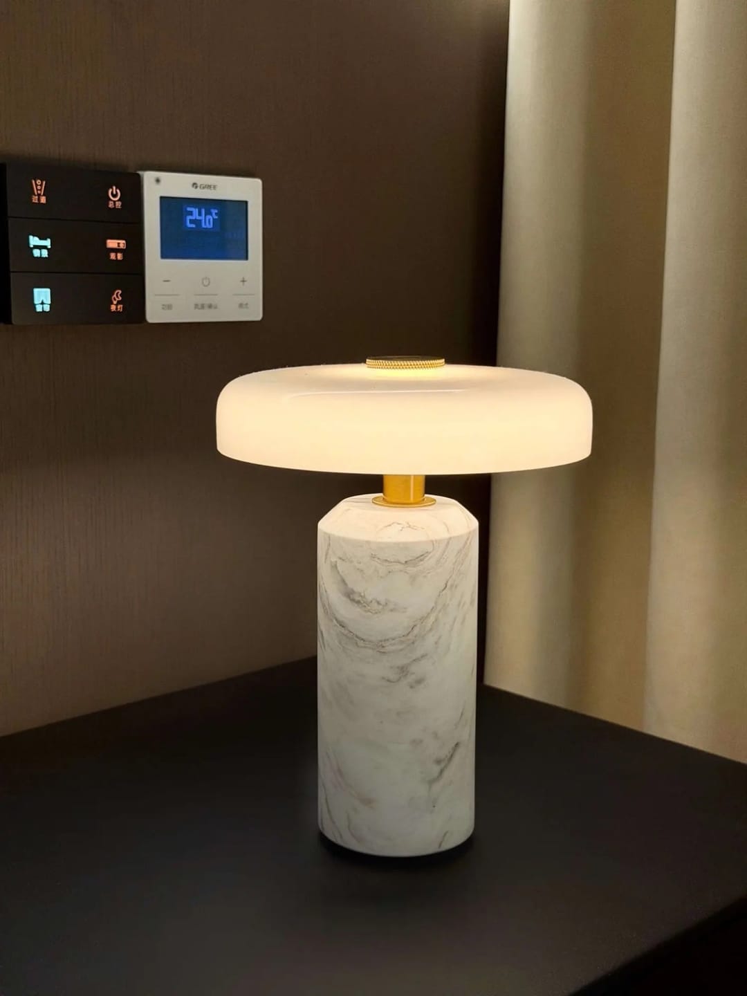 Customer photo review of Lampe de Chevet Sans Fil Champignon en Marbre et Verre Opalin, Tactile et Rechargeable avec Variateur et Finitions Laiton - Églantine