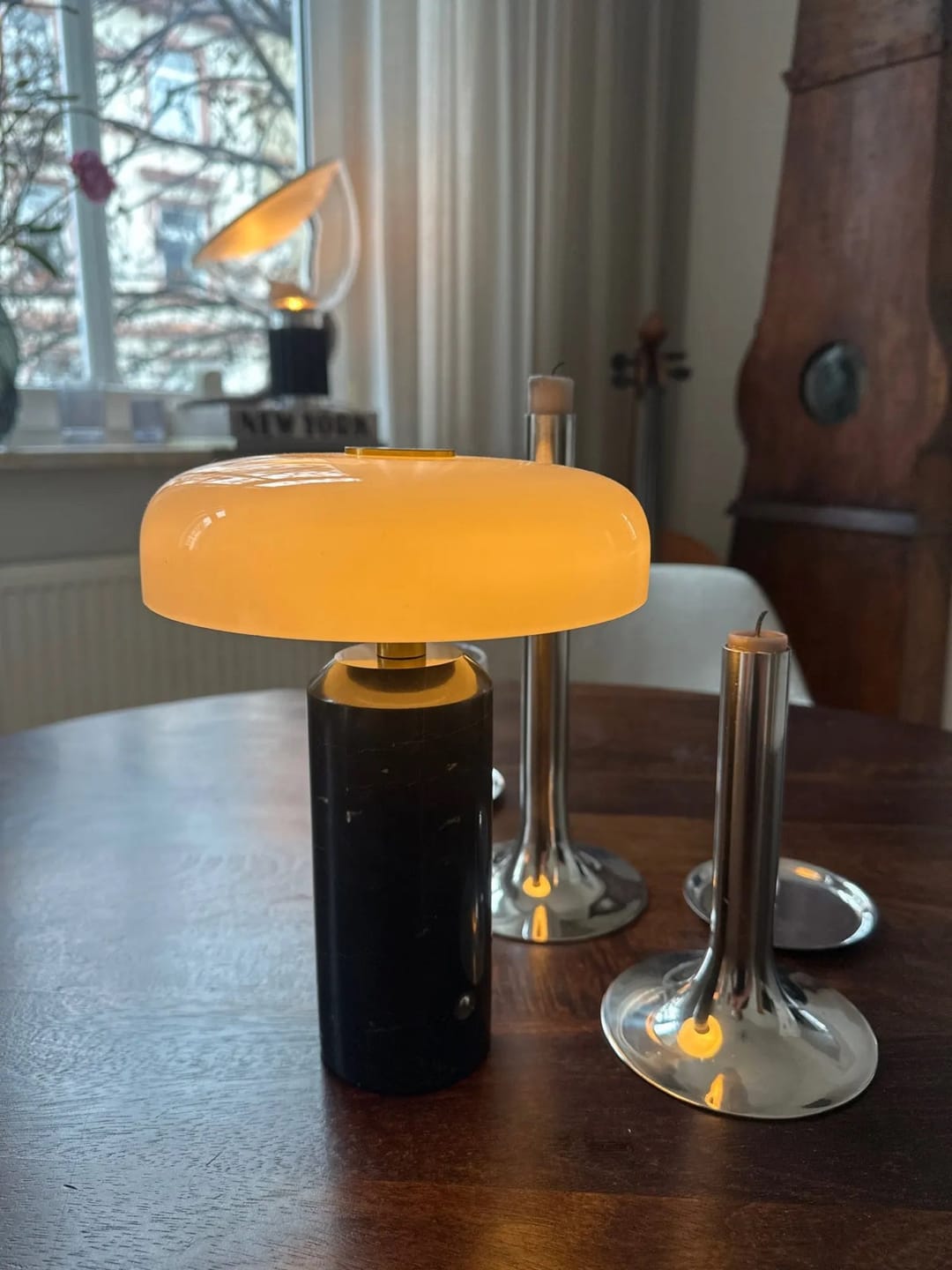 Customer photo review of Lampe de Chevet Sans Fil Champignon en Marbre et Verre Opalin, Tactile et Rechargeable avec Variateur et Finitions Laiton - Églantine