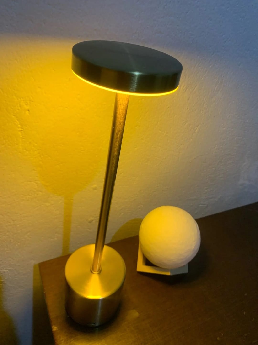 Customer photo review of Lampe à Poser Sans Fil LED Rechargeable, Lampe de Table Tactile Minimaliste à Intensité Variable pour Chevet, Salon et Salle à Manger - Ysaline