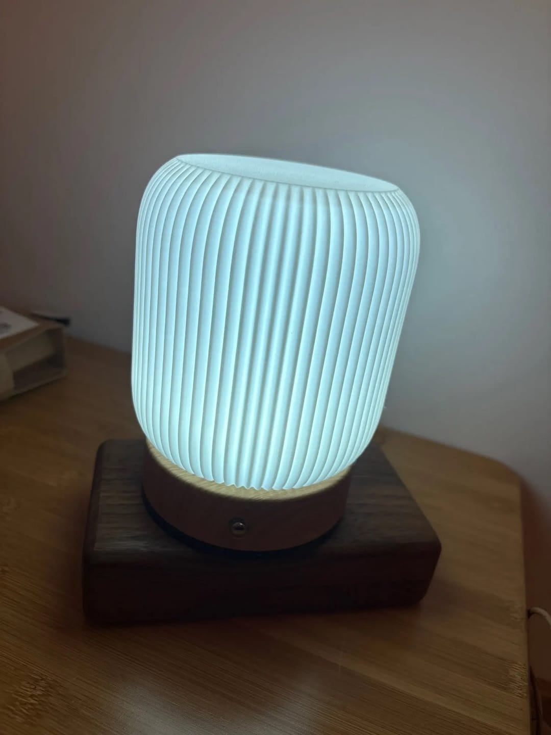 Customer photo review of Petite Lampe de Chevet Tactile Sans Fil Rechargeable, Blanche avec Socle Effet Bois et Variateur, pour Chambre Adulte ou Enfant - Léocadie