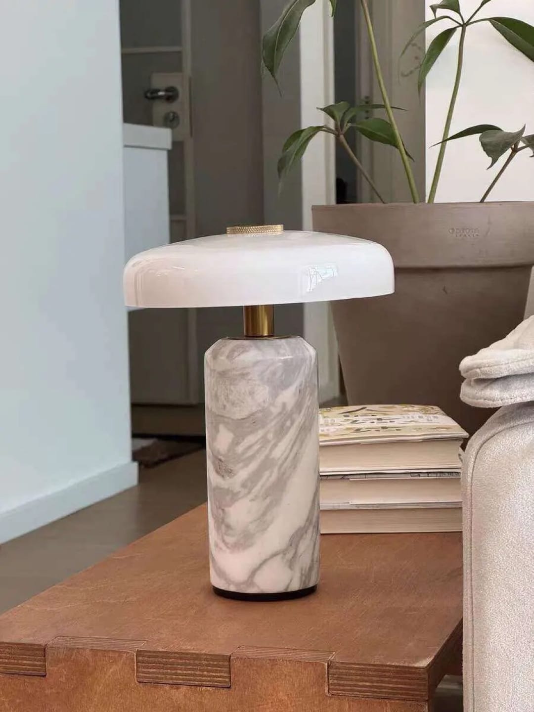 Customer photo review of Lampe de Chevet Sans Fil Champignon en Marbre et Verre Opalin, Tactile et Rechargeable avec Variateur et Finitions Laiton - Églantine