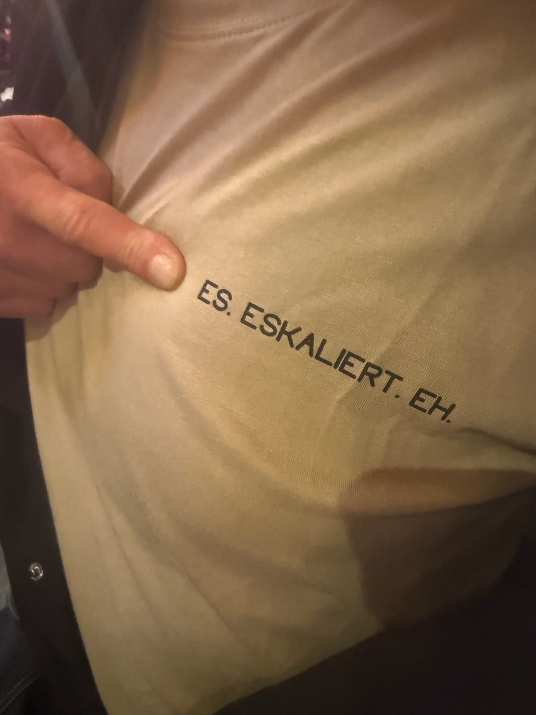 Customer photo review of ES. ESKALIERT. EH. - Herrenshirt