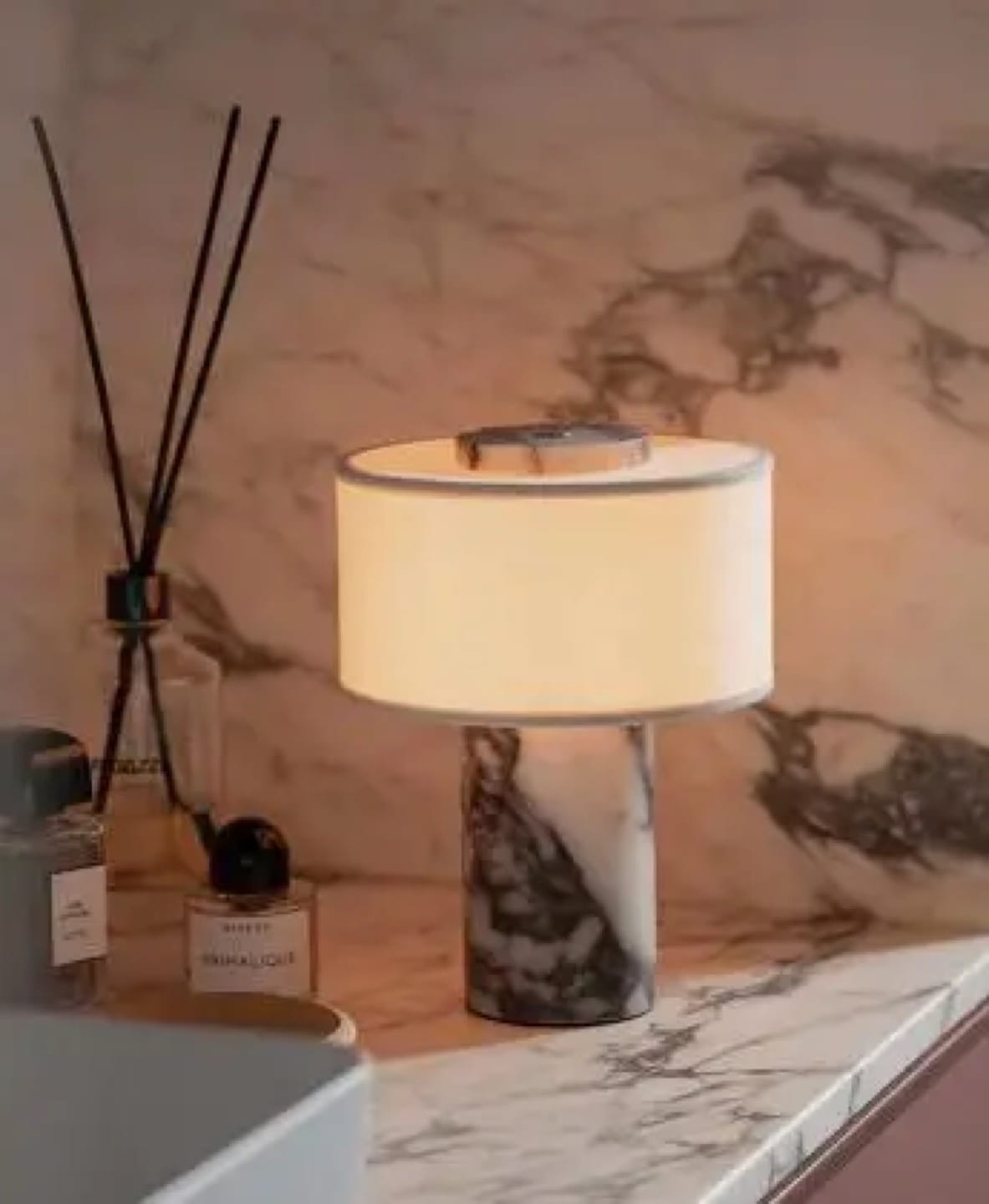 Customer photo review of Lampe de Chevet Sans Fil Tactile en Marbre ou Travertin, Rechargeable avec Variateur et Abat-Jour en Tissu - Isaure
