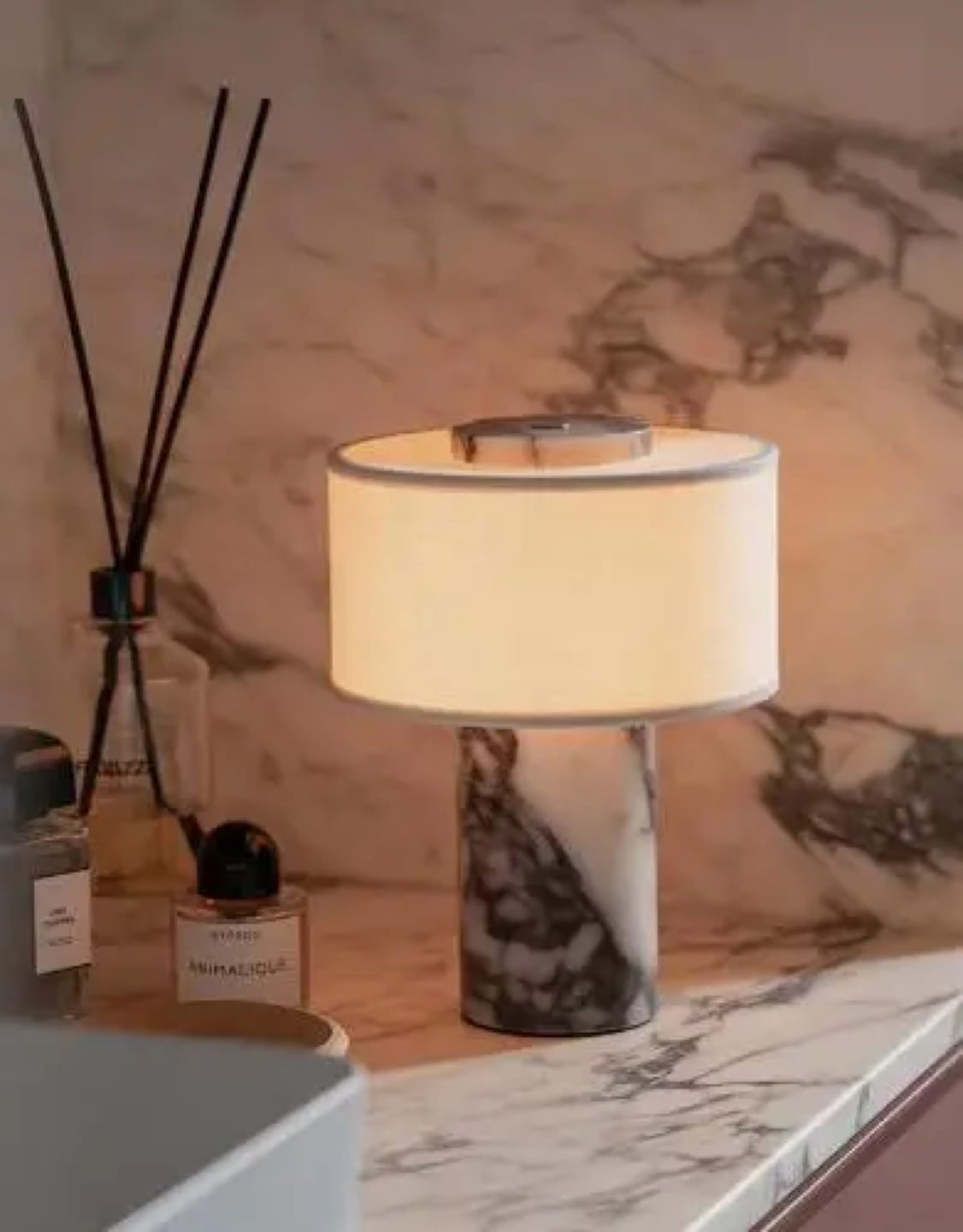 Customer photo review of Lampe de Chevet Sans Fil Tactile en Marbre ou Travertin, Rechargeable avec Variateur et Abat-Jour en Tissu - Isaure