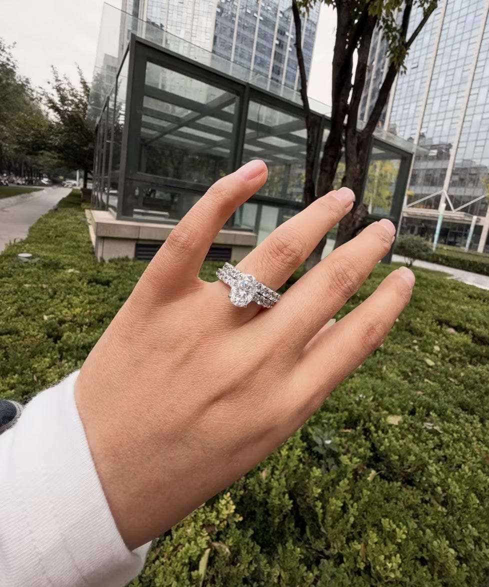 Customer photo review of Moissanite 2.5Ct/4.0Ct Oval Cut 18K White Gold-Plated Wedding Ring Set