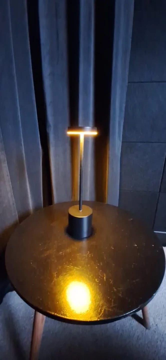 Customer photo review of Lampe à Poser Sans Fil LED Rechargeable, Lampe de Table Tactile Minimaliste à Intensité Variable pour Chevet, Salon et Salle à Manger - Ysaline