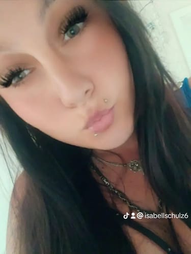 Reviewer trägt Heart To Break Wimpernextensions mit dramatischem Volumen am Auge