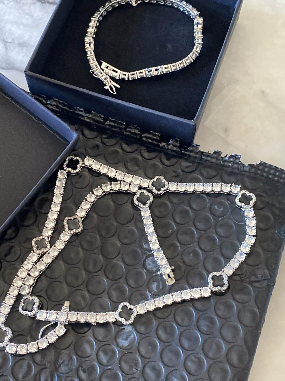Customer photo review of CHAÎNE TRÈFLE NOIR ARGENT