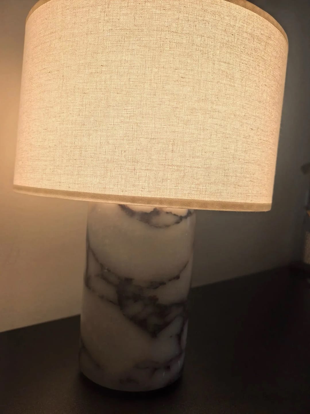 Customer photo review of Lampe de Chevet Sans Fil Tactile en Marbre ou Travertin, Rechargeable avec Variateur et Abat-Jour en Tissu - Isaure