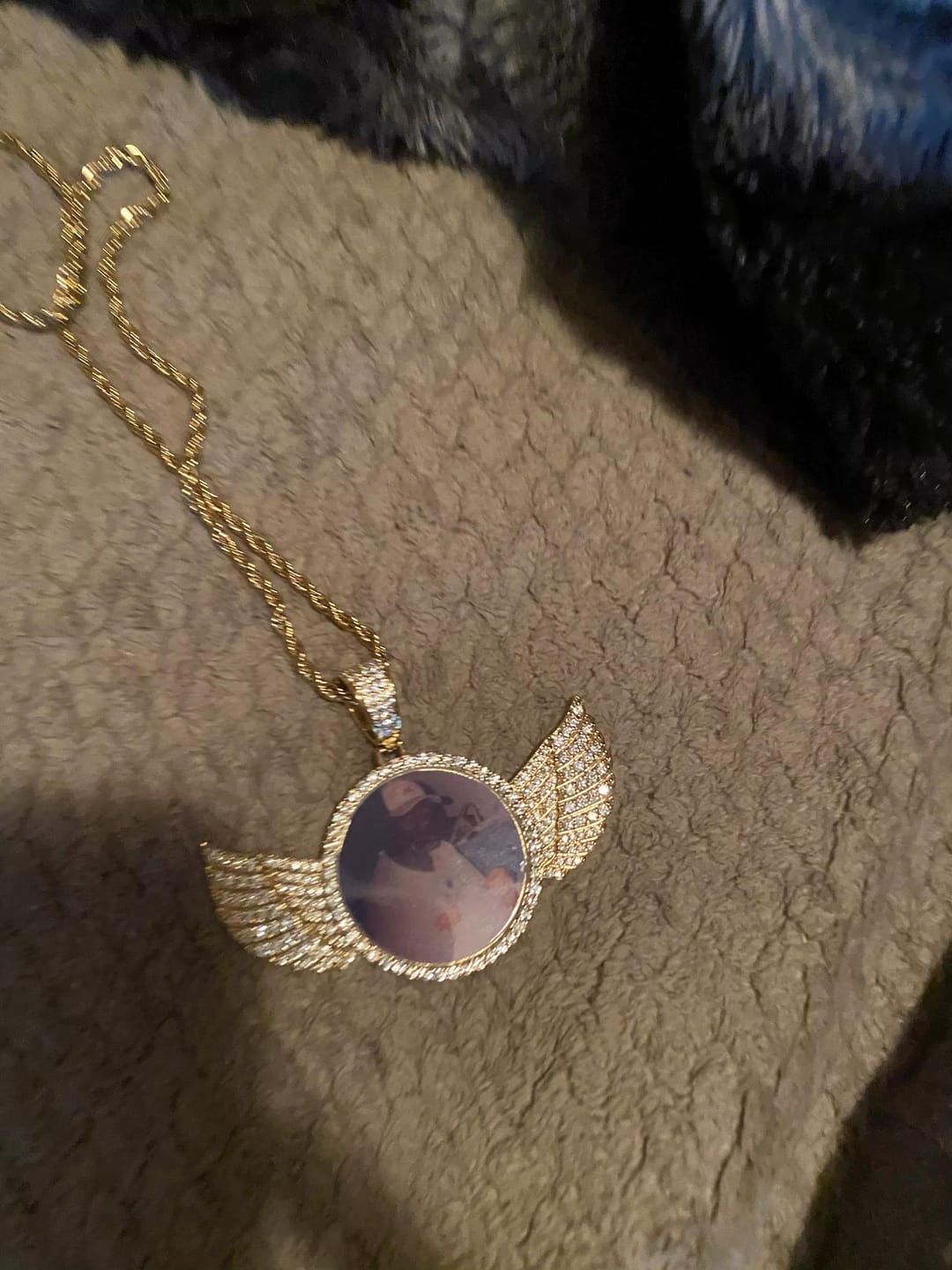 Customer photo review of PENDENTIF PHOTO AILES D'ANGE GLACÉ OR