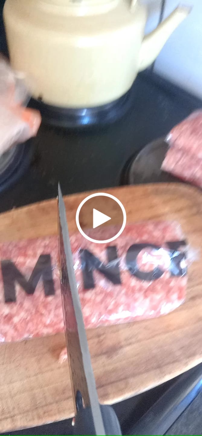 Customer video review of BRAAIPLANK™ "BEENLEM" HAMMER FORGED BONING KNIFE