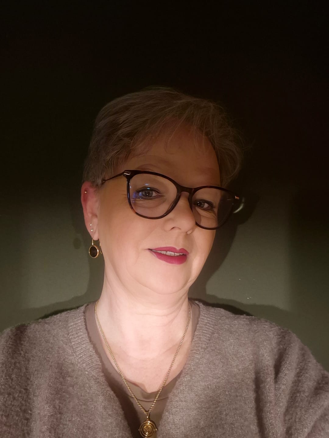 Customer photo review of Vergoldete Ohrhänger mit rundem funkelnden Kristall in Schwarz von Janne v. d. Heide