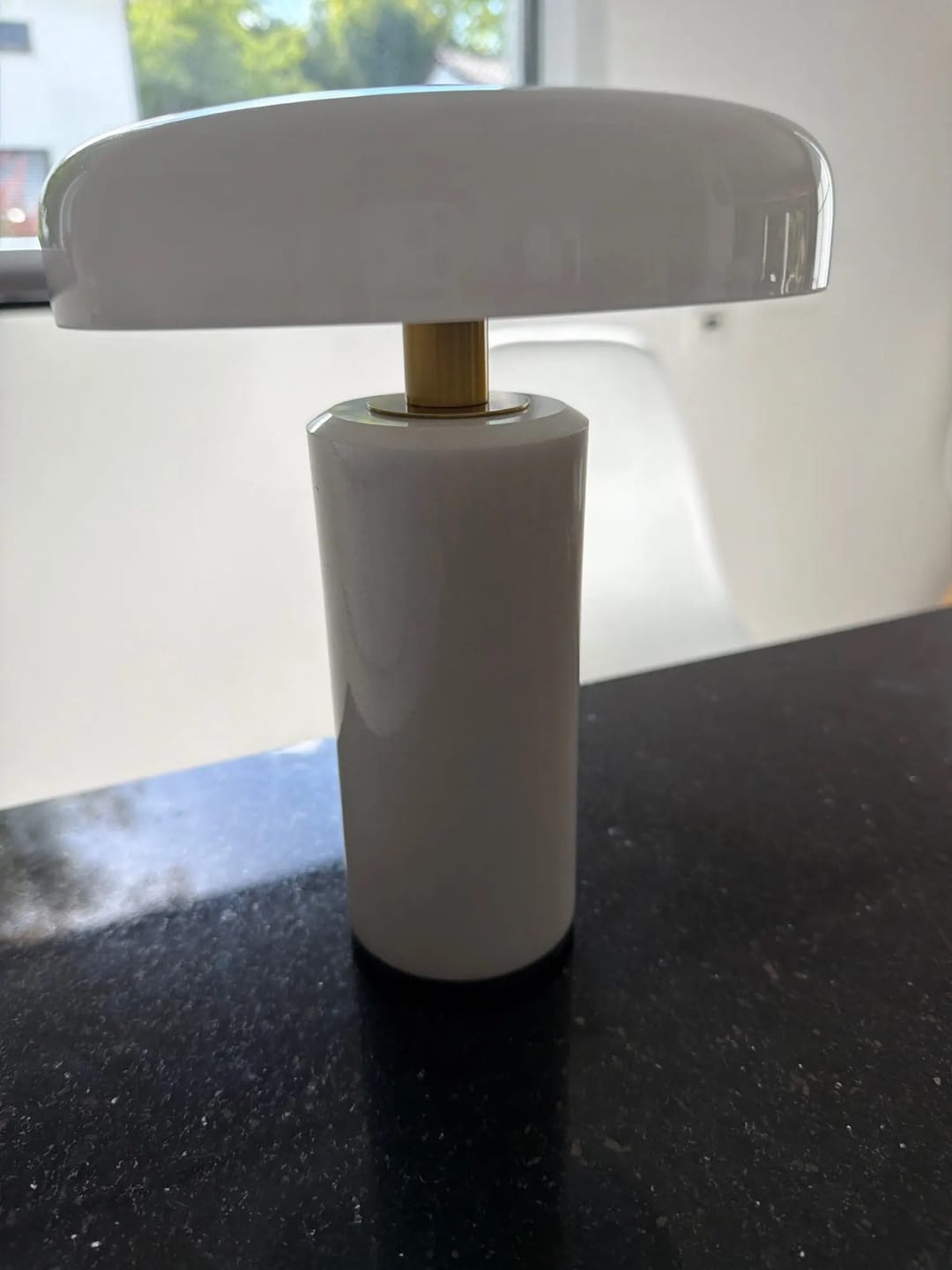 Customer photo review of Lampe de Chevet Sans Fil Champignon en Marbre et Verre Opalin, Tactile et Rechargeable avec Variateur et Finitions Laiton - Églantine
