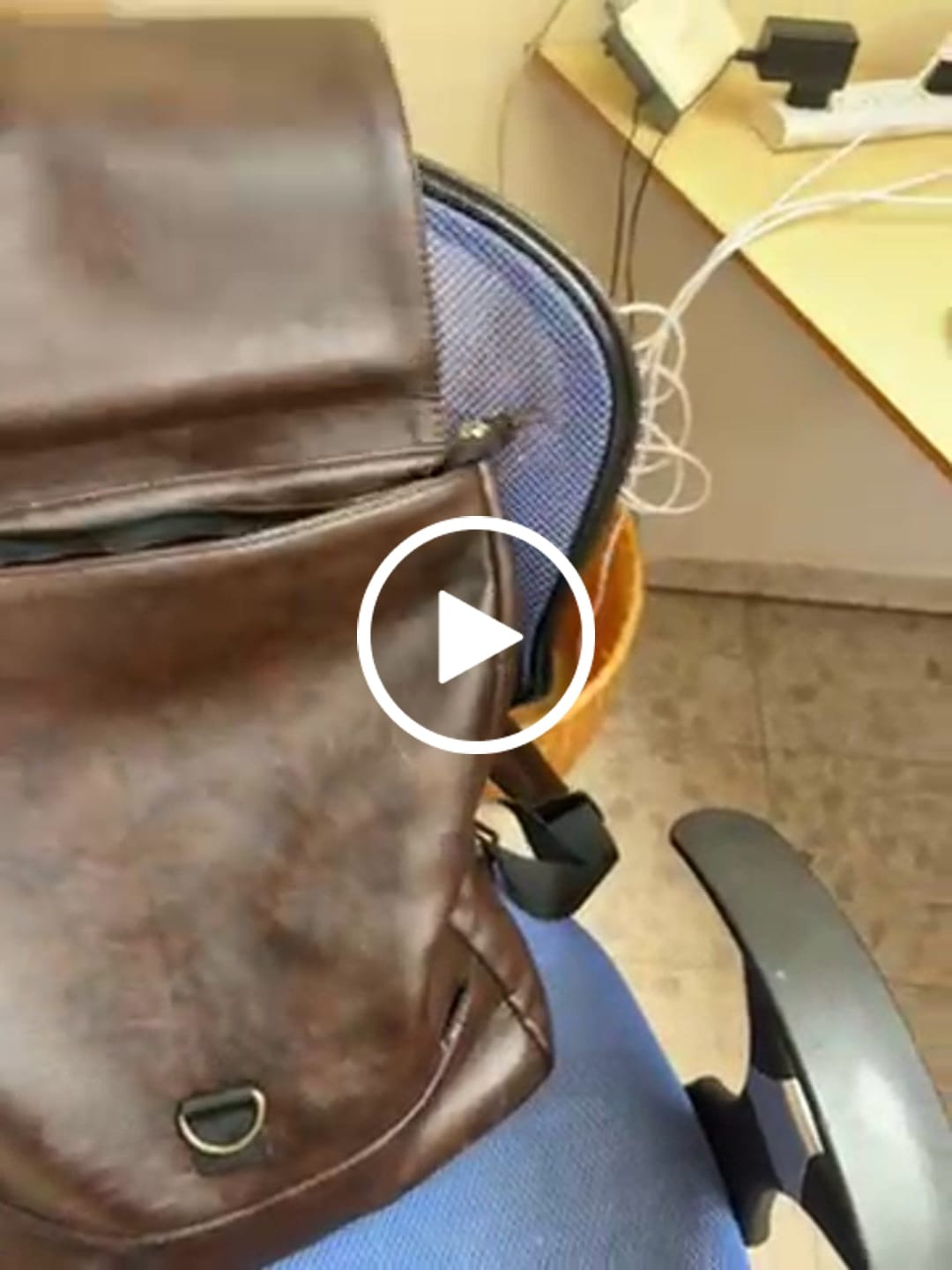 Customer video review of תיק גב סטודנטס בינוני חום רטרו - pre-sale - יחזור למלאי ב 15/10