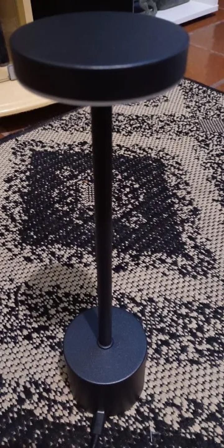 Customer photo review of Lampe à Poser Sans Fil LED Rechargeable, Lampe de Table Tactile Minimaliste à Intensité Variable pour Chevet, Salon et Salle à Manger - Ysaline