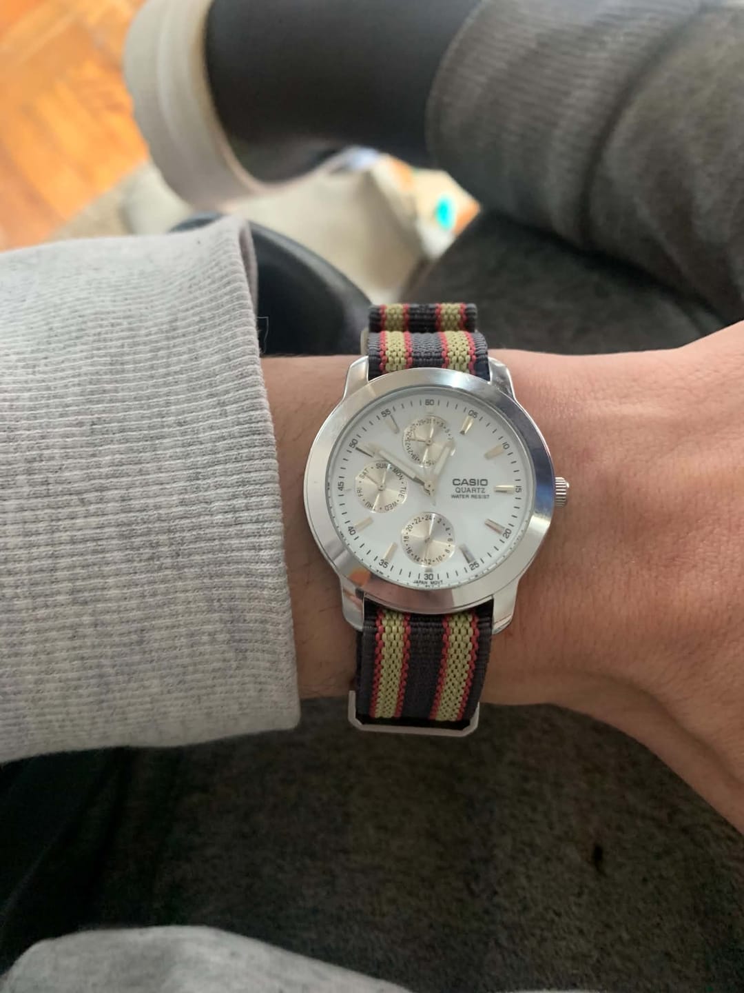 Customer photo review of Correa Nato Bond Dando La Hora Roja