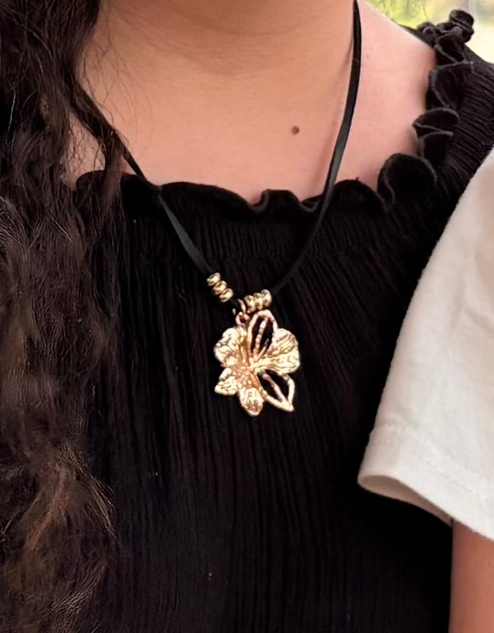 Customer photo review of Collar Cuero Flor