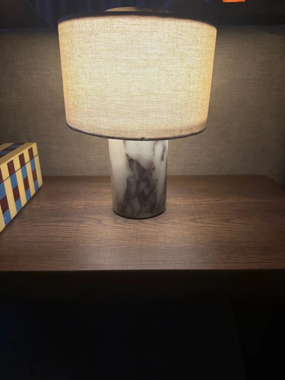 Customer photo review of Lampe de Chevet Sans Fil Tactile en Marbre ou Travertin, Rechargeable avec Variateur et Abat-Jour en Tissu - Isaure