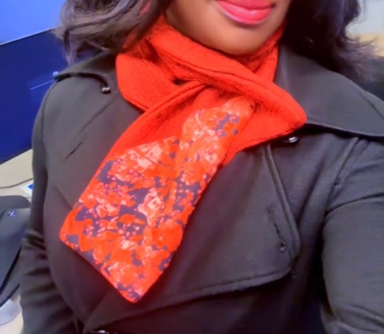Customer photo review of Cache-cou unisexe réversible rouge en tricot molleton avec appliqué rouge et noir