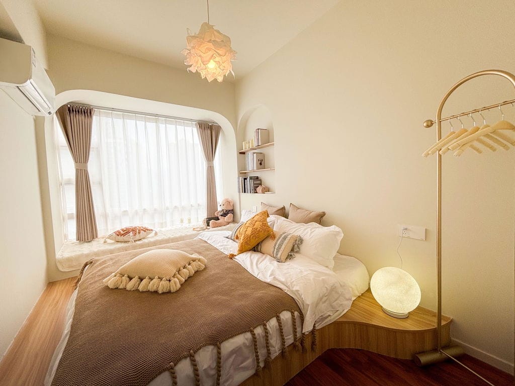 Customer photo review of Moon Surface Table Lamp, White Sphere, Integrated LED, 3000 K