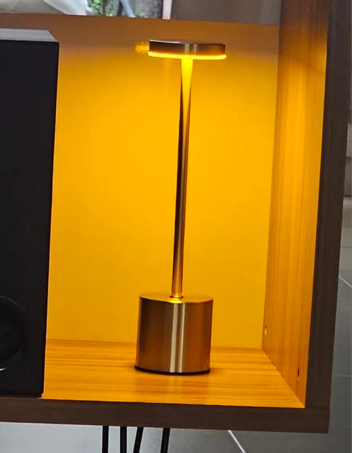 Customer photo review of Lampe à Poser Sans Fil LED Rechargeable, Lampe de Table Tactile Minimaliste à Intensité Variable pour Chevet, Salon et Salle à Manger - Ysaline