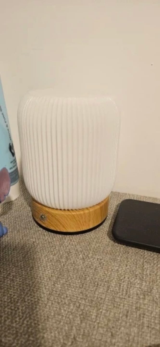 Customer photo review of Petite Lampe de Chevet Tactile Sans Fil Rechargeable, Blanche avec Socle Effet Bois et Variateur, pour Chambre Adulte ou Enfant - Léocadie