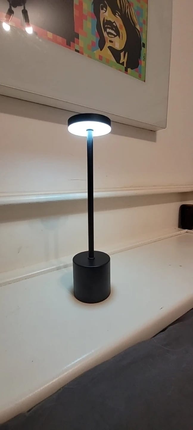 Customer photo review of Lampe à Poser Sans Fil LED Rechargeable, Lampe de Table Tactile Minimaliste à Intensité Variable pour Chevet, Salon et Salle à Manger - Ysaline