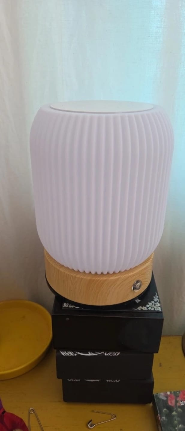 Customer photo review of Petite Lampe de Chevet Tactile Sans Fil Rechargeable, Blanche avec Socle Effet Bois et Variateur, pour Chambre Adulte ou Enfant - Léocadie