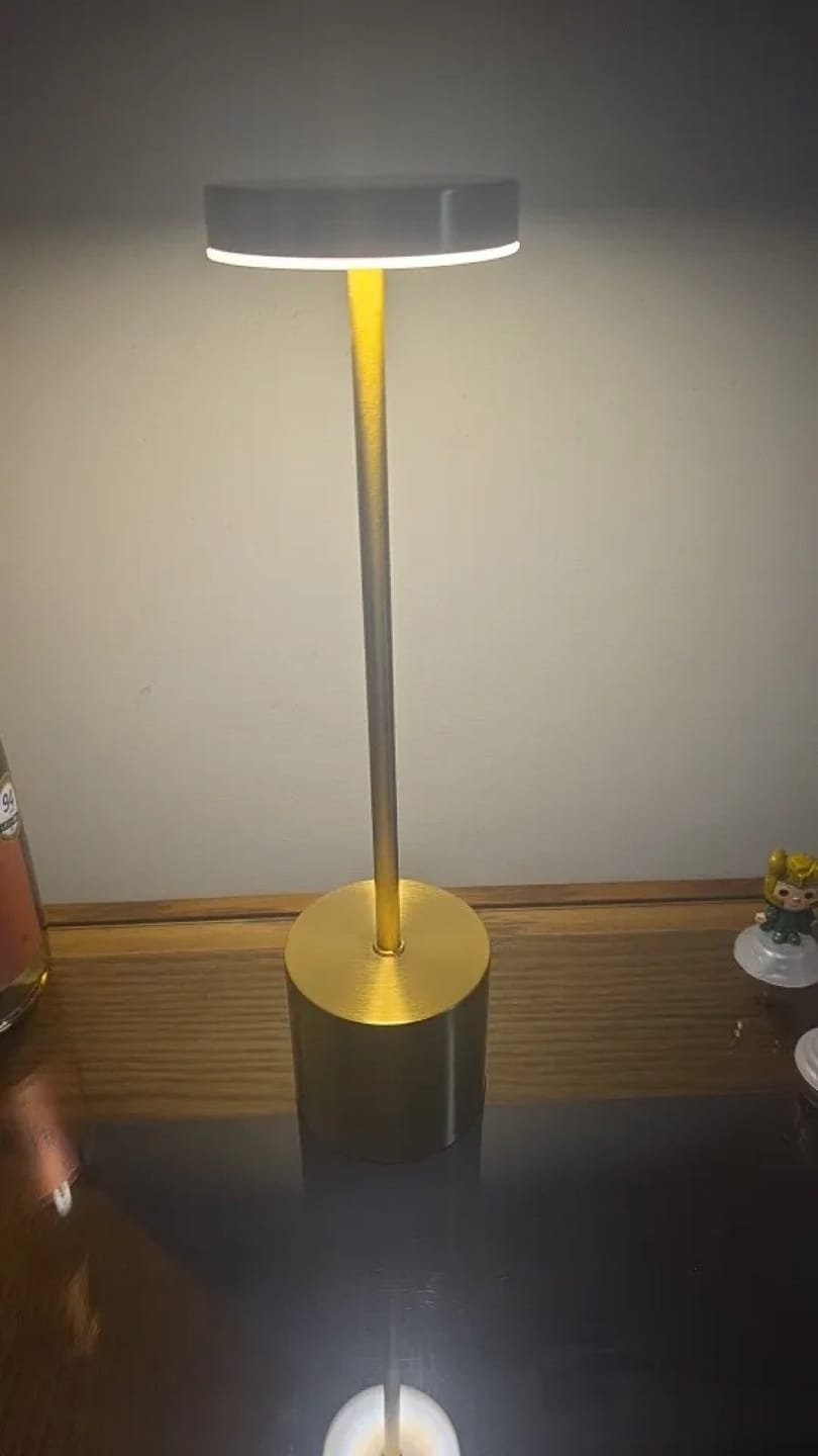 Customer photo review of Lampe à Poser Sans Fil LED Rechargeable, Lampe de Table Tactile Minimaliste à Intensité Variable pour Chevet, Salon et Salle à Manger - Ysaline