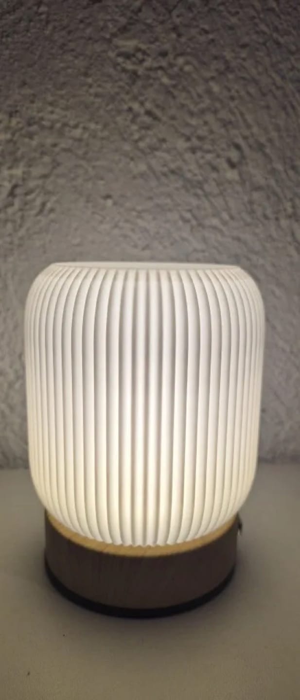 Customer photo review of Petite Lampe de Chevet Tactile Sans Fil Rechargeable, Blanche avec Socle Effet Bois et Variateur, pour Chambre Adulte ou Enfant - Léocadie