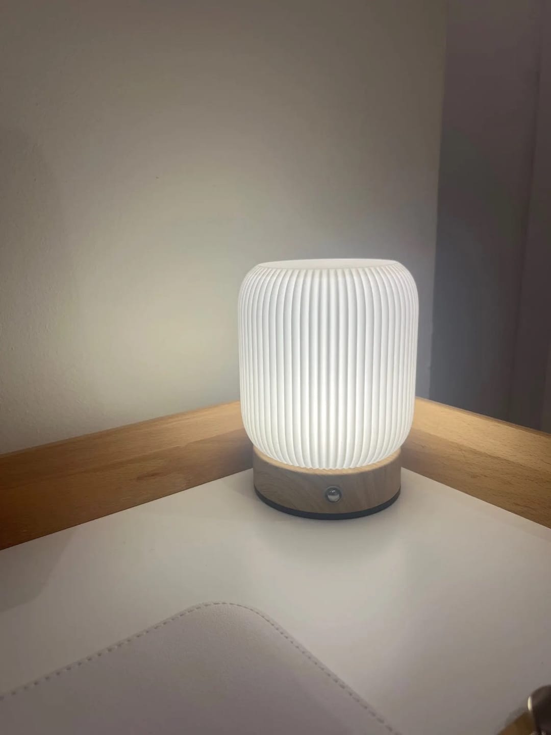 Customer photo review of Petite Lampe de Chevet Tactile Sans Fil Rechargeable, Blanche avec Socle Effet Bois et Variateur, pour Chambre Adulte ou Enfant - Léocadie