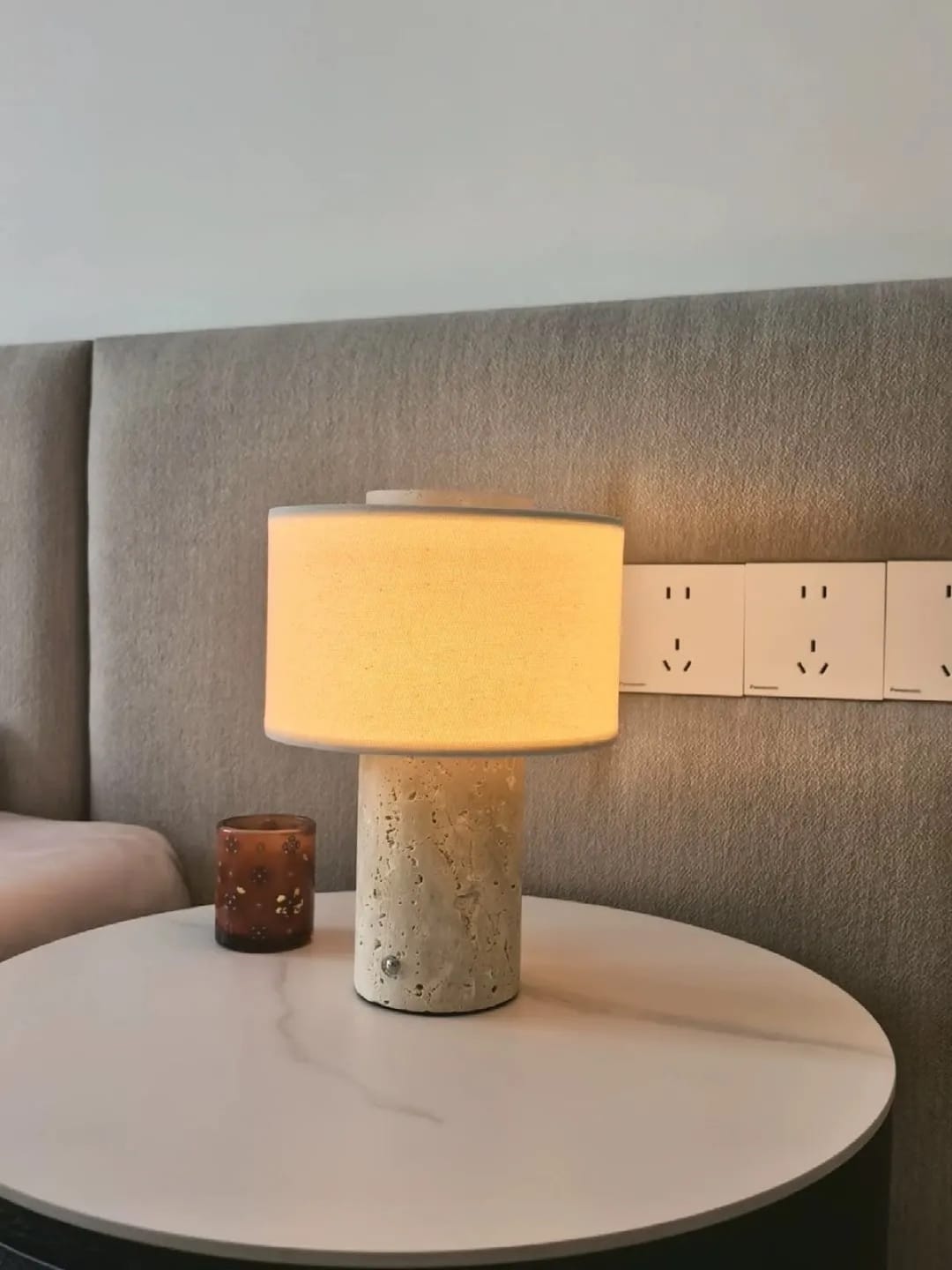 Customer photo review of Lampe de Chevet Sans Fil Tactile en Marbre ou Travertin, Rechargeable avec Variateur et Abat-Jour en Tissu - Isaure