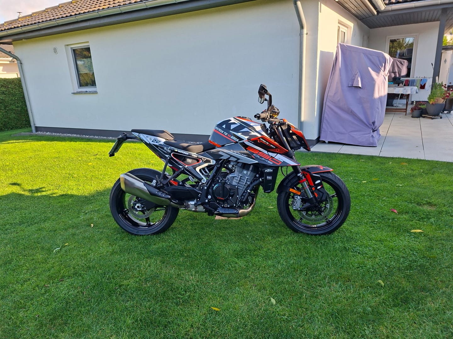 Customer photo review of *OUTLET!* KTM 990 DUKE 2024-2026 GRAPHICS - "Rasorblade" (Black/Orange) - GLOSSY - Ref.31903