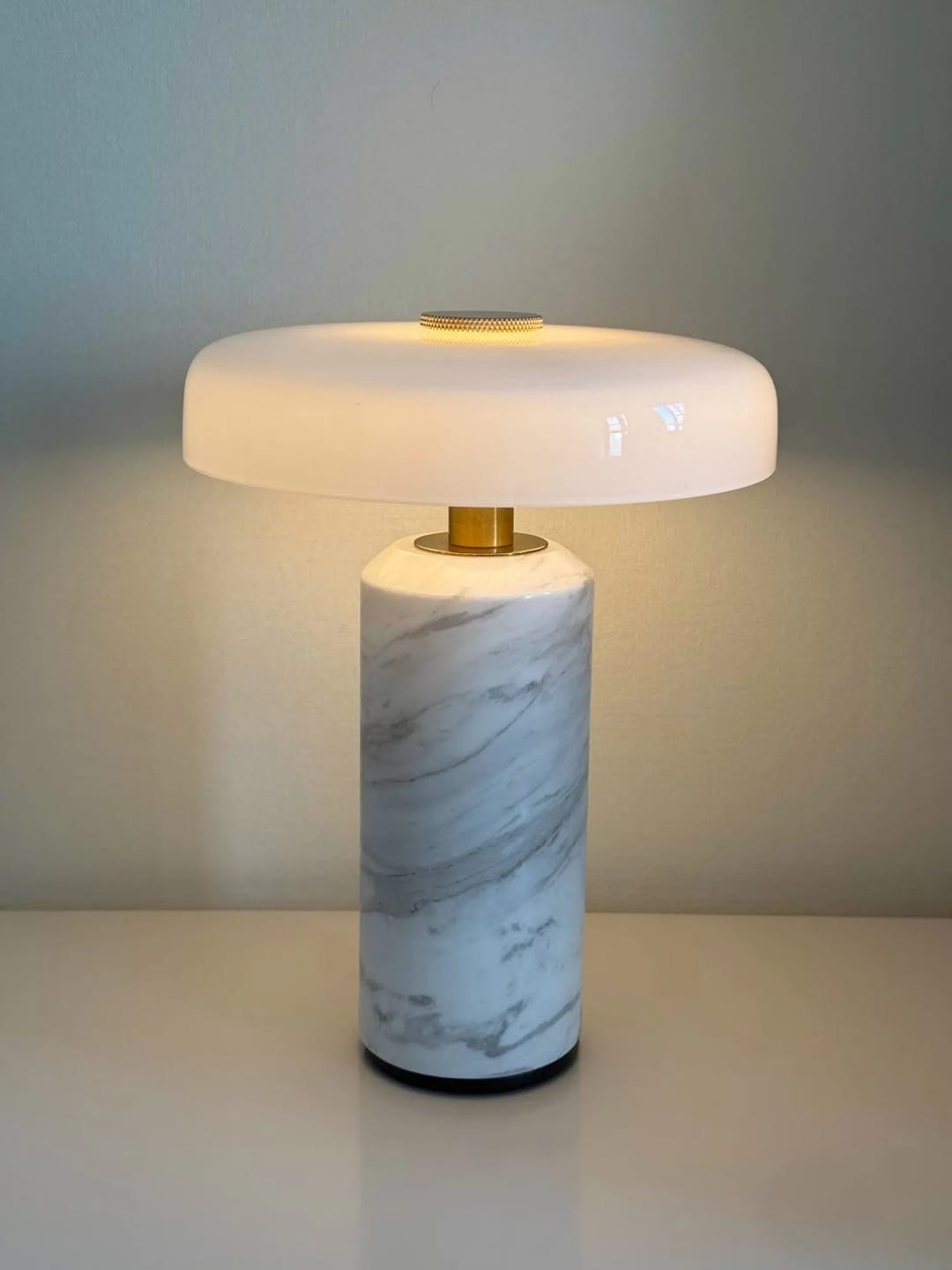 Customer photo review of Lampe de Chevet Sans Fil Champignon en Marbre et Verre Opalin, Tactile et Rechargeable avec Variateur et Finitions Laiton - Églantine