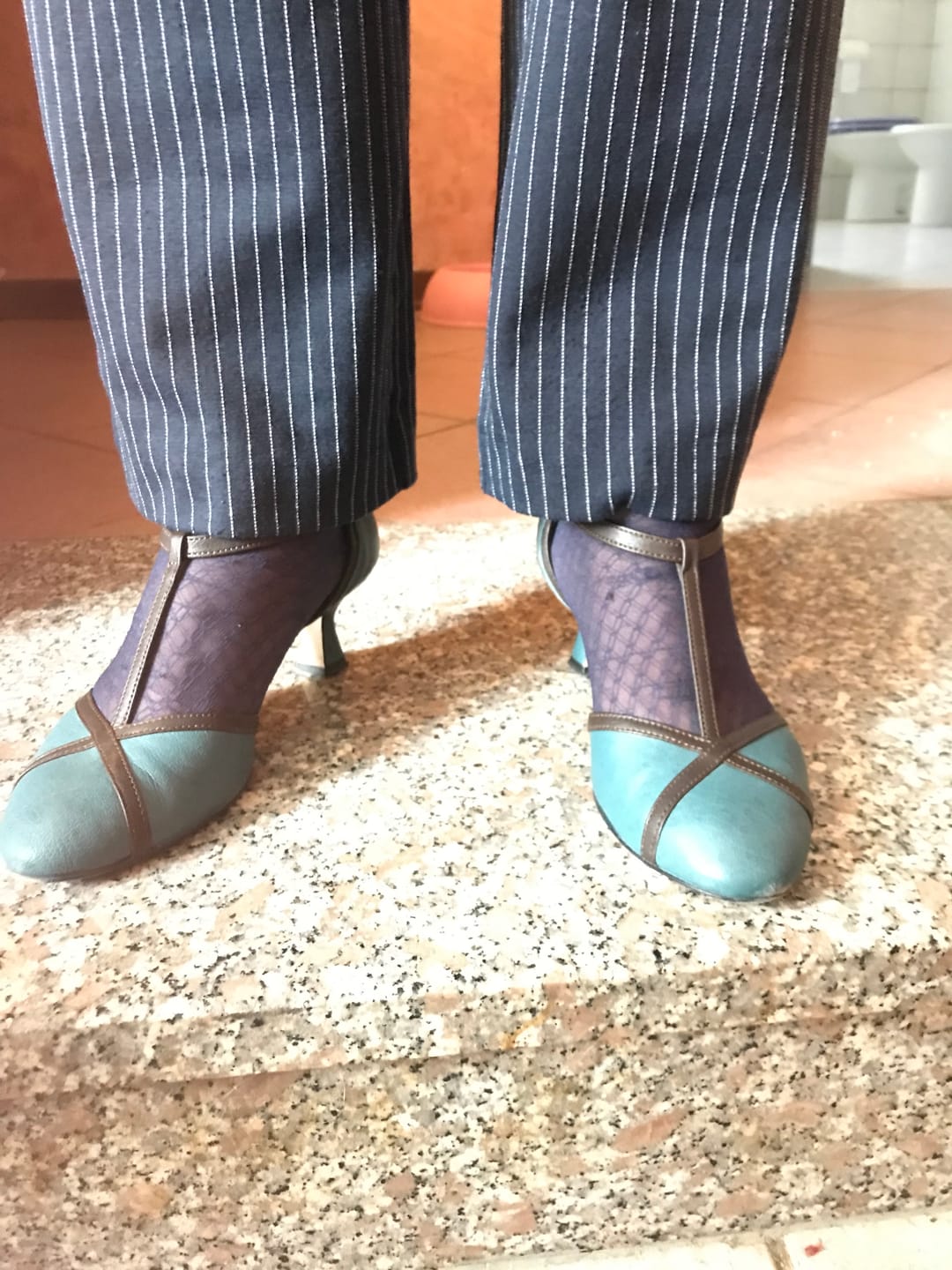Customer photo review of Bach Pet décolleté t-bar in nappa petrolio tacco 5 artigianale marchigiana