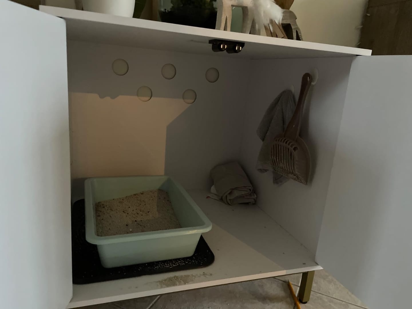 Customer photo review of Meuble cache-litière blanc et or — Kube