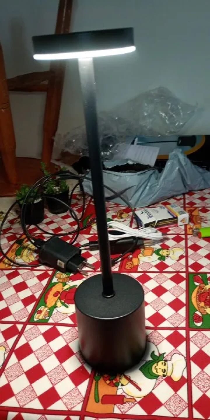 Customer photo review of Lampe à Poser Sans Fil LED Rechargeable, Lampe de Table Tactile Minimaliste à Intensité Variable pour Chevet, Salon et Salle à Manger - Ysaline