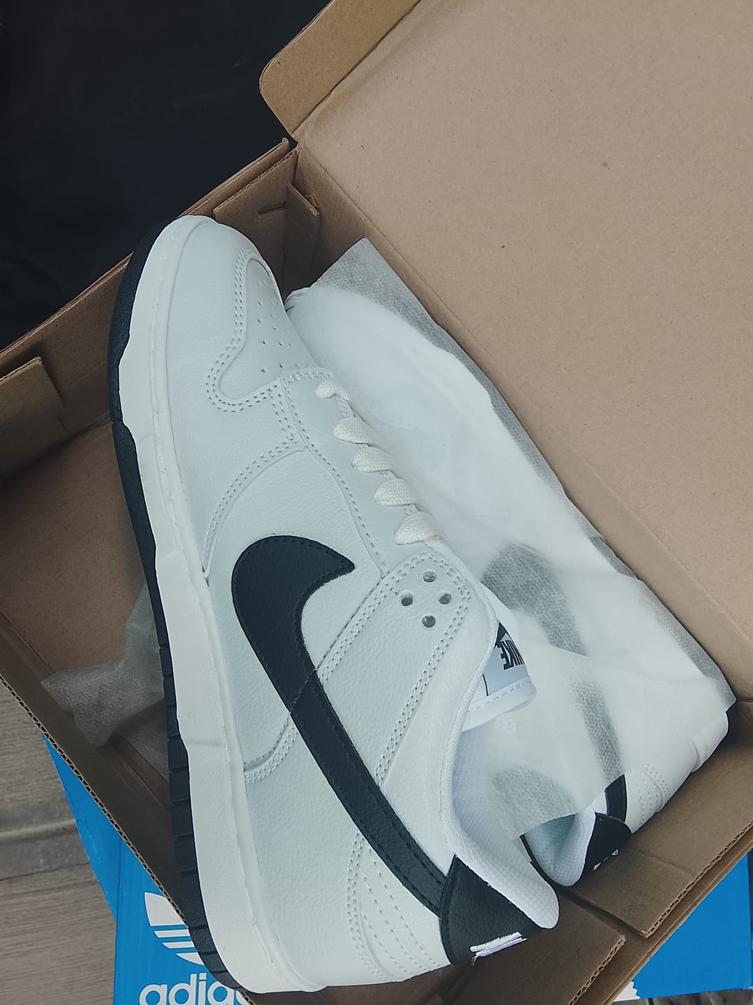 Customer photo review of Tenis Dunk Blanco Negro