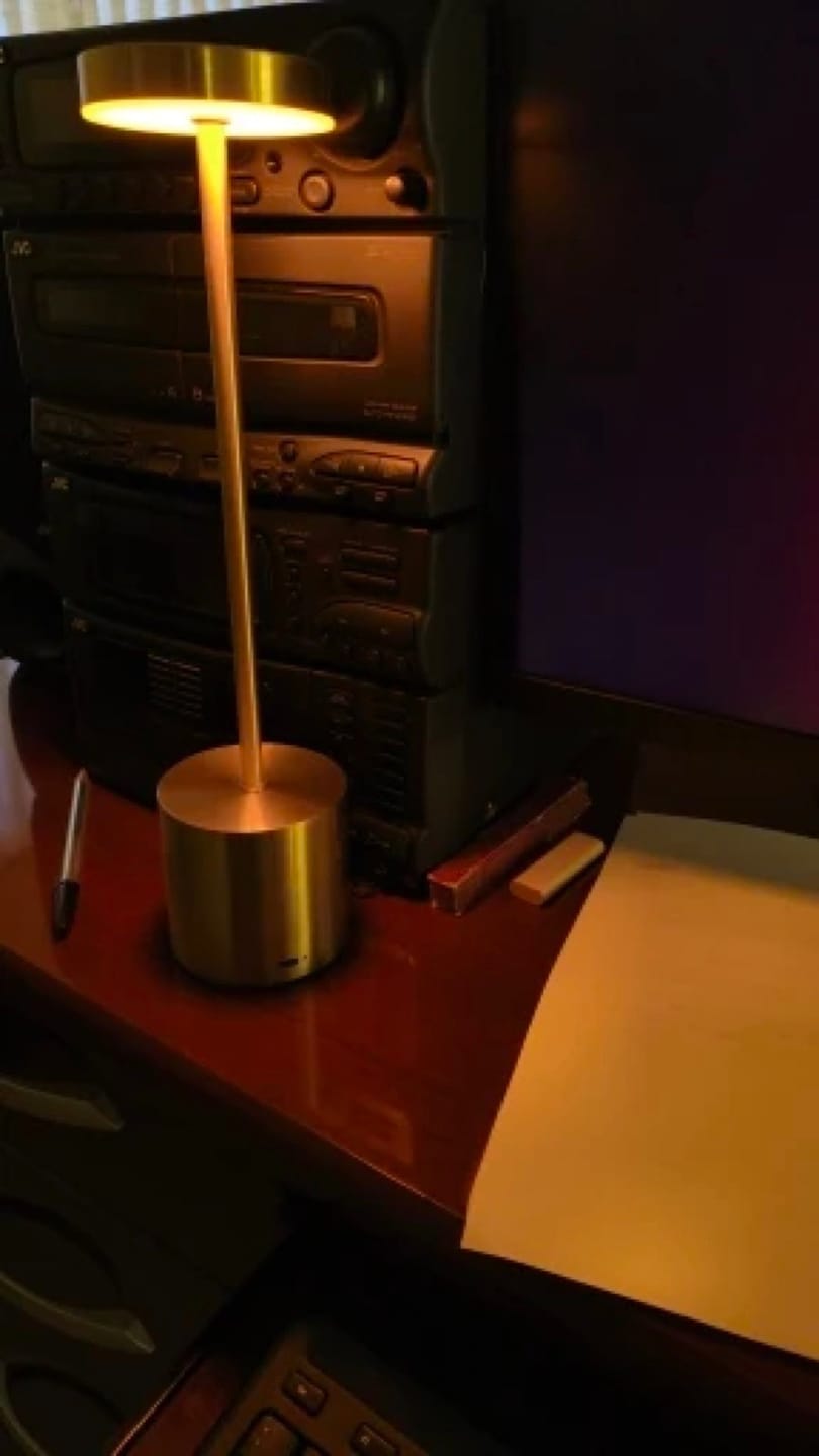 Customer photo review of Lampe à Poser Sans Fil LED Rechargeable, Lampe de Table Tactile Minimaliste à Intensité Variable pour Chevet, Salon et Salle à Manger - Ysaline